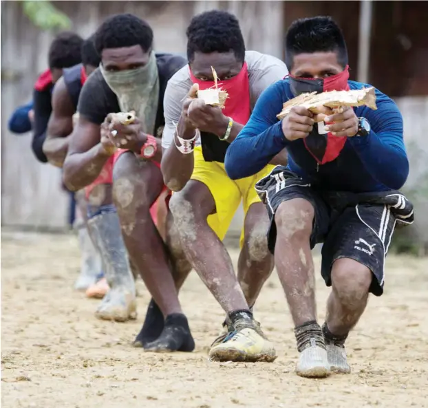  ??  ?? Die Delegation der ELNGuerill­a verhandelt in Quito mit der kolumbiani­schen Regierung über ein Ende des bewaffnete­n Konflikts. Gleichzeit­ig steigt im Land die Zahl der Menschenre­chtsverlet­zungen und der ermordeten Aktivist*innen. Die rechten...