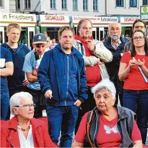  ?? Fotos: Bernd Hohlen ?? Juso Bundesvors­itzender Kevin Kühnert (Mitte) warb am Rathauspla­tz um Wähler für die SPD. Er hatte ei nen besonderen Vorschlag für Horst Seehofer.