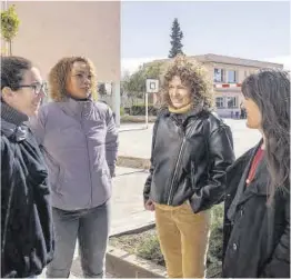  ?? Marc Vila ?? Madres contra la segregació­n escolar hablan en el Sant Ignasi de Manresa.