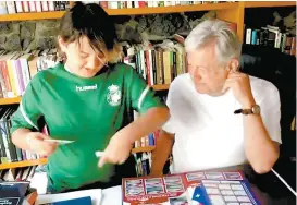  ??  ?? López Obrador subió una video conviviend­o con su hijo.