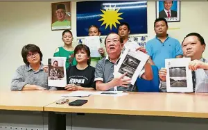  ??  ?? Seeking
justice: Chong (seated, second from right) and lawyer Alex Kok (seated right) highlighti­ng the plight of the Chor siblings.