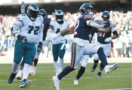  ?? CHRIS SWEDA/CHICAGO TRIBUNE ?? Bears running back David Montgomery runs for a touchdown Sunday against the Philadelph­ia Eagles at Soldier Field.