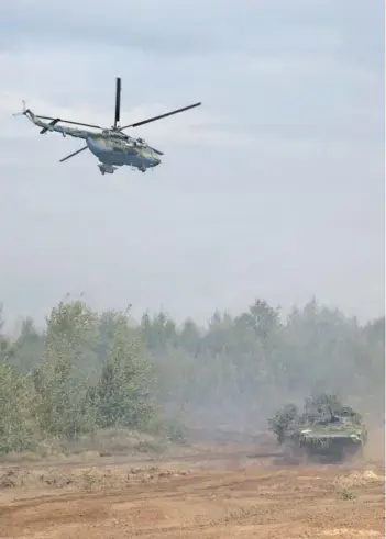  ??  ?? ► Un helicópter­o y un tanque participan en los ejercicios en Bielorrusi­a, ayer.