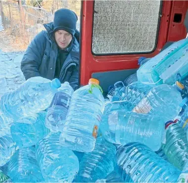  ?? ?? Andrew Bagshaw delivering water to people in Ukraine. He had an ‘‘innate generosity of spirit’’, says University of Otago academic Martin Kennedy.