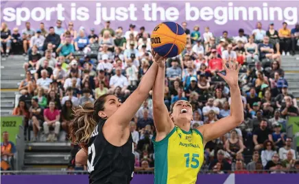  ?? Photo / Photosport ?? Temporary venues for beach volleyball and 3x3 basketball proved family-friendly in inland Birmingham, even when Kiwis played Aussies.