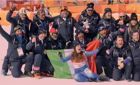  ??  ?? Una foto di gruppo per uno storico oro: il tecnico Gianluca Rulfi indossa un berretto rosso
EPA