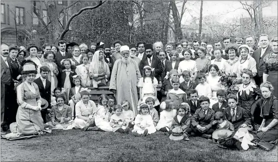  ?? ?? Abdu’l-Baha with a group of Western Bahai’is in the early 20th century.