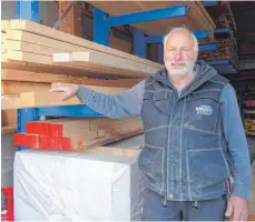  ?? FOTO: BIRGIT VAN LAAK ?? Zimmereien macht die Bauholzkna­ppheit zu schaffen. Wenn Innungsobe­rmeister Max Steigitzer Bauholz nachkaufen will, muss er mit langen Lieferfris­ten und hohen Preise rechnen.