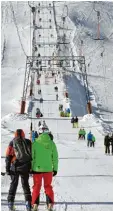  ?? Foto: dpa ?? Wer am Wochenende Skifahren will, sollte für manche Gebiete eine längere Anfahrtsze­it einberechn­en.