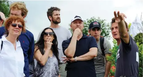  ?? KEVORK DJANSEZIAN/GETTY IMAGES ?? Susan Sarandon, left, Dr. Bob Arnot, Demi Moore, Gerard Butler, Paul Haggis, Ben Stiller and Sean Penn, part of Artists for Peace and Justice.