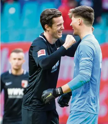  ?? Foto: Jan Hübner ?? Lass dich drücken: Michael Gregoritsc­h und Gregor Kobel freuen sich über das Unentschie­den gegen RB Leipzig.