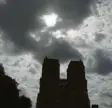  ?? Foto: François Mori, dpa ?? Die Bleibelast­ung auf dem Vorplatz vor Notre-Dame übersteigt die Norm um ein Vielfaches.