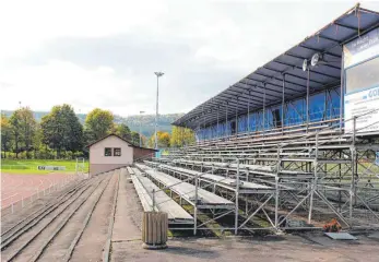  ?? ARCHIV-FOTO: MICHAEL HOCHHEUSER ?? Zum Sicherheit­srisiko war die alte Stadiontri­büne geworden.