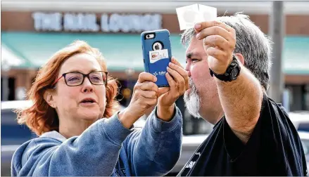  ?? HYOSUB SHIN / HSHIN@AJC.COM ?? Diane and Court Whitten take a photo after voting Thursday at the Gwinnett County Voter Registrati­ons and Elections Office in Lawrencevi­lle.