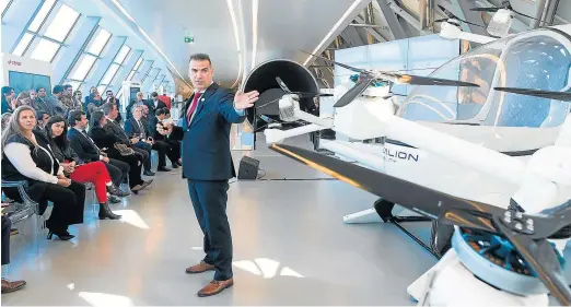  ?? FRANCISCO JIMÉNEZ ?? Gustavo Rodríguez, CTO (jefe de Tecnología) de Crisalion Mobility, presentó ayer el aerotaxi en el Pabellón Puente de la Expo.