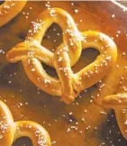  ??  ?? Los pretzels se espolvorea­n con sal o semillas.