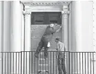  ?? JACK GRUBER/USA TODAY ?? Workers prepare City Hall in Charleston, S.C., on Wednesday before Hurricane Florence arrives.