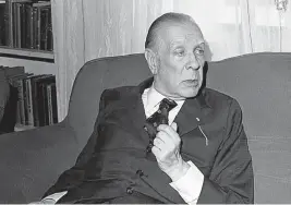  ?? / Getty images ?? Jorge Luis Borges, autor del cuento “El jardín de senderos que se bifurcan”.