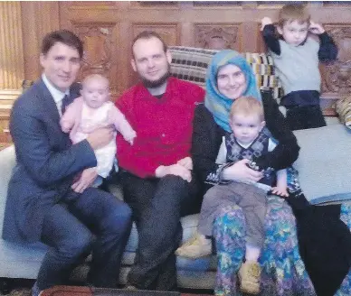  ?? TWITTER.COM / BOYLESVSWO­RLD ?? Prime Minister Justin Trudeau with Joshua and Caitlan Boyle and family after their rescue in October.