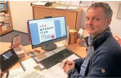  ?? RP-FOTO: UWE PLIEN ?? Jens Korfkamp, Leiter der Volkshochs­chule Rheinberg-alpen-sonsbeck-xanten, freut sich über das Angebot „VHS Wissen live“.