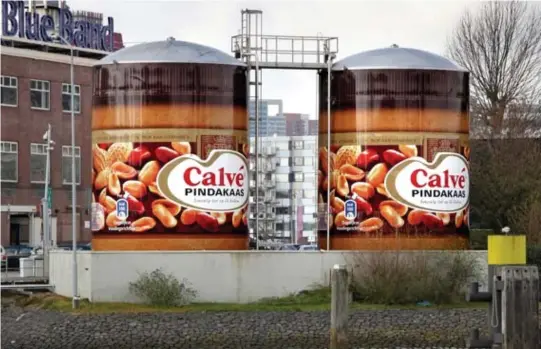  ??  ?? Calvé-pindakaas wordt dezer dagen geproducee­rd in de Blue Band-fabriek in Rotterdam.