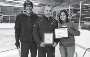  ?? CONTRIBUTE­D ?? Anthony Gosbee Recreation­al Hockey Program volunteer Greg Hicks, left, and Shelburne arena board member Jennie Huskilson recognize Anthony Gosbee for his involvemen­t with the hockey program.