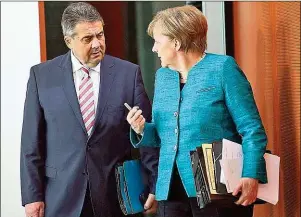  ??  ?? Gemeinsame Erklärung auch in Zeiten des Wahlkampfs: CDUKanzler­in Merkel und SPD- Außenminis­ter Gabriel.
