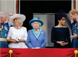  ?? AFP ?? La reina se le plantó a la polémica pareja.