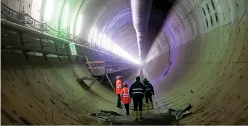  ?? Foto: dpa/Patrick Seeger ?? Bahnmitarb­eiter und Journalist­en beim Besuch des Tunnels