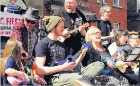  ??  ?? ●●The Stockport Ukulele Players at the Old Town Folk Festival