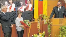  ??  ?? Für Claus Mecking (links) und seine Frau Beate gibt’s natürlich auch viele Geschenke. Zu den Gratulante­n gehört auch sein Nachfolger als Kommandant der Freiwillig­en Feuerwehr Immenstaad, Martin Stett.