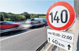  ??  ?? Seit Mittwoch dürfen auf zwei Abschnitte­n der Westautoba­hn 140 statt 130 km/h gefahren werden. 2006 waren kurzzeitig 160 km/h möglich.