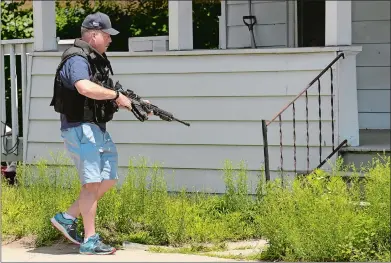  ?? DANA JENSEN THE DAY ?? New London police Chief Peter Reichard arrives during a search taking place Saturday at a multifamil­y home at 207 Jefferson Ave. in New London for a suspect in a shooting that took place a few blocks away on Walden Avenue.