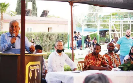  ??  ?? DIMONA MAYOR Benny Biton addresses a recent rally in support of the African Hebrew Israelite community.
(Bottom) THE ARTS-and-crafts bazaar at the village attracts visitors from all over the country.