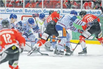  ?? FOTO: ANDREAS CHUC ?? Turbulent ging es beim Spiel des EC Bad Nauheim gegen die Ravensburg Towerstars zu.