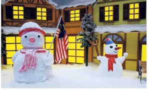  ??  ?? You can make your own patriotic snowmen.