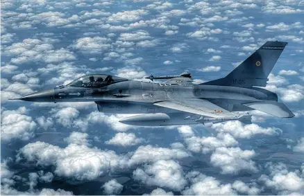  ?? – FOTO MAPN / BOGDAN PANTILIMON ?? Avioane de luptă din România, Germania și Marea Britanie asigură împreună apărarea spațiului aerian al NATO