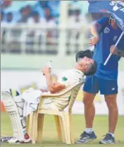  ?? PTI ?? South Africa’s Dean Elgar cools off during a break on the 3rd day of the Vizag Test at the ACA-VDCA Cricket Stadium on Friday.