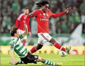  ??  ?? Der 18-jährige Renato Sanches (re.) gilt als kommender Superstar