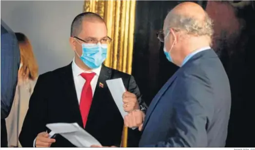  ?? RAYNER PEÑA / EFE ?? El canciller venezolano, Jorge Arreaza (izquierda), entrega al encargado de Negocios de España en Venezuela, Juan Fernández Trigo, una nota de protesta.