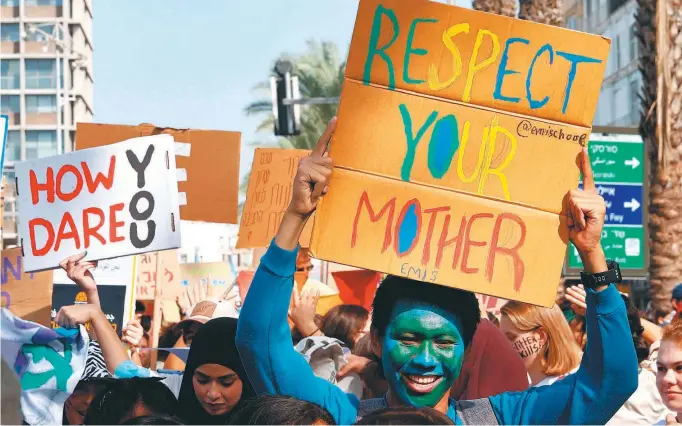  ?? / AFP ?? El viernes, en Tel Aviv (Israel) jóvenes pidieron a los líderes mundiales tomar medidas para revertir la crisis climática con motivo de la Conferenci­a de Naciones Unidas sobre el Cambio Climático.