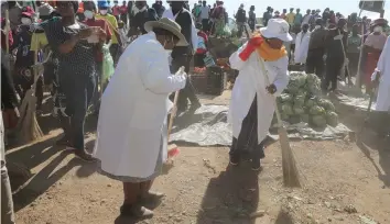  ?? — Picture by Tinai Nyadzayo. ?? First Lady Amai Auxillia Mnangagwa (right) and the Minister of State for Manicaland Provincial Affairs Dr Ellen Gwaradzidz­a (left) during the national clean-up at Sakubva Bus Terminus, in Mutare, last Friday.