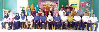  ??  ?? KUMPULAN 1 rombongan Eksplorasi Pendidikan Semporna 2017 bergambar kenangan bersama Munah (duduk, tengah) bersama barisan pentadbir SMK Taman Fajar.