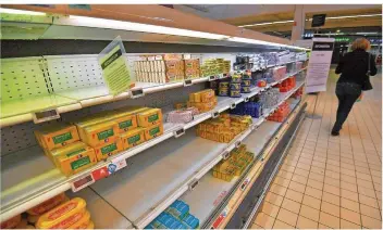  ?? FOTO: AFP ?? Ausgedünnt­e Butterrega­le: So zeigt sich das Angebot aktuell in französisc­hen Supermärkt­en.
