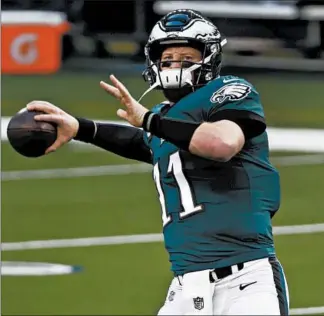  ?? ROGER STEINMAN/AP ?? Eagles quarterbac­k Carson Wentz warms up before a game against the Cowboys on Dec. 27.