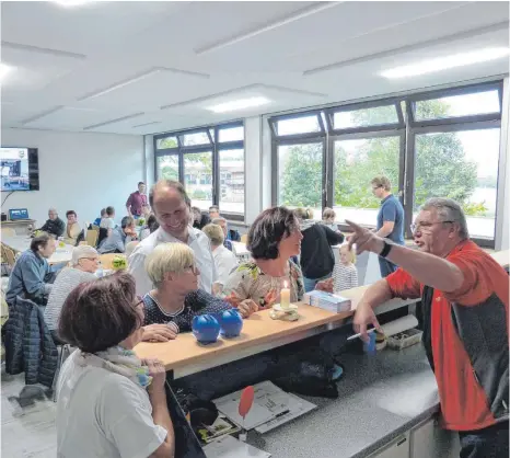  ?? FOTO: BAUCH ?? In Röhlingen haben der FC und der Musikverei­n ihre neuen Vereinsräu­me in der Schule bei einem Tag der offenen Tür vorgestell­t.