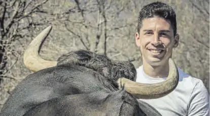  ?? EL PERIÓDICO ?? Luis Juanela posa con el astado en su finca de Losar de la Vera. ▷