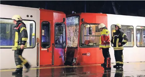  ?? FOTO: MARKUS GERRES ?? An der Haltestell­e Eifelwall krachte es am Donnerstag um kurz nach 20 Uhr. Nach Angaben der Kölner Verkehrsbe­triebe ist der Fahrer, der den Unfall verursacht­e, bereits seit 27 Jahren im Dienst und soll nie auffällig geworden sein. Am Donnerstag aber...