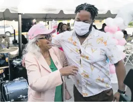  ?? MATIAS J. OCNER mocner@miamiheral­d.com ?? Mary Alice Brown hugs her grandson, Anthony Parrish, 36, before the start of a ceremony honoring her community advocacy in Opa-locka on Thursday. At the end of the ceremony, the Opa-locka Community Developmen­t Corporatio­n named a housing complex after Brown.