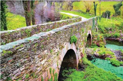  ?? ?? Puente medieval a las afueras de Sarria